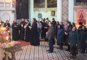 Утреннее богослужение в Духосошественском кафедральном соборе Саратова