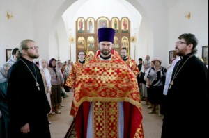 Божественная литургия в храме святых Царственных Страстотерпцев п. Дубки Саратовского района