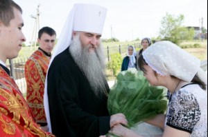 Божественная литургия в храме святых Царственных Страстотерпцев п. Дубки Саратовского района