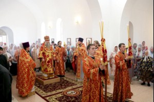 Божественная литургия в храме святых Царственных Страстотерпцев п. Дубки Саратовского района