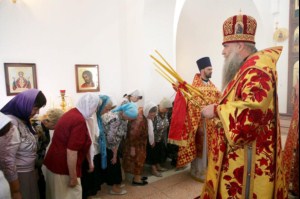 Божественная литургия в храме святых Царственных Страстотерпцев п. Дубки Саратовского района