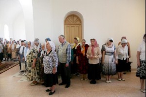 Божественная литургия в храме святых Царственных Страстотерпцев п. Дубки Саратовского района