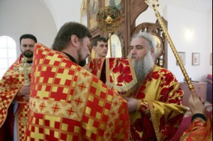Божественная литургия в храме святых Царственных Страстотерпцев п. Дубки Саратовского района