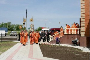 Божественная литургия в храме святых Царственных Страстотерпцев п. Дубки Саратовского района