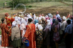 Божественная литургия в храме святых Царственных Страстотерпцев п. Дубки Саратовского района