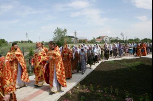 Божественная литургия в храме святых Царственных Страстотерпцев п. Дубки Саратовского района