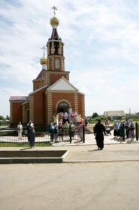 Божественная литургия в храме святых Царственных Страстотерпцев п. Дубки Саратовского района