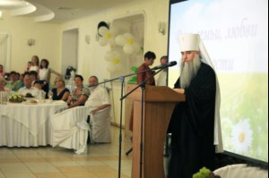 Владыка Лонгин принял участие в торжественном приеме от лица Губернатора области по случаю Дня семьи, любви и верности