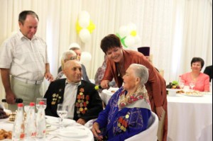 Владыка Лонгин принял участие в торжественном приеме от лица Губернатора области по случаю Дня семьи, любви и верности
