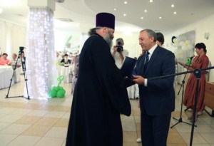 Владыка Лонгин принял участие в торжественном приеме от лица Губернатора области по случаю Дня семьи, любви и верности