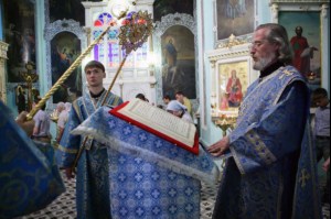 Божественная литургия в Духосошественском соборе Саратова