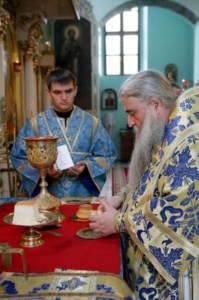 Божественная литургия в Духосошественском соборе Саратова