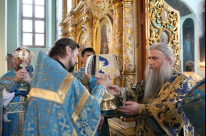 Божественная литургия в Духосошественском соборе Саратова