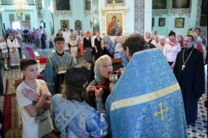 Божественная литургия в Духосошественском соборе Саратова