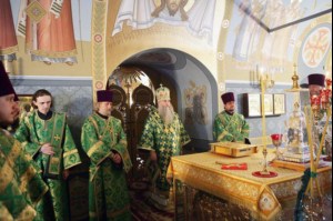 Божественная литургия в Свято-Троицком соборе Саратова и панихида об упокоении Архиепископа Пимена (Хмелевского)