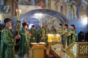 Божественная литургия в Свято-Троицком соборе Саратова и панихида об упокоении Архиепископа Пимена (Хмелевского)