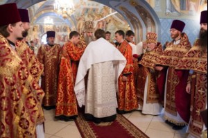 Божественная литургия в Свято-Троицком соборе Саратова