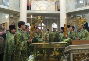Божественная литургия в храме в честь Всех Святых, в земле Российской Просиявших г.Саратова