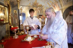 Крещальная литургия в Свято-Троицком соборе Саратова
