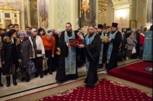 В Саратов принесены мощи святителя Спиридона Тримифунтского и святителя Луки, архиепископа Крымского