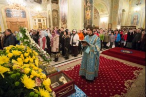 В Саратов принесены мощи святителя Спиридона Тримифунтского и святителя Луки, архиепископа Крымского