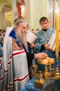 В Саратов принесены мощи святителя Спиридона Тримифунтского и святителя Луки, архиепископа Крымского