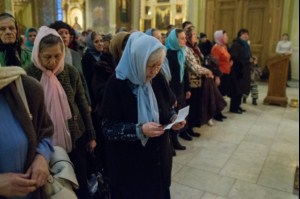 В Саратов принесены мощи святителя Спиридона Тримифунтского и святителя Луки, архиепископа Крымского