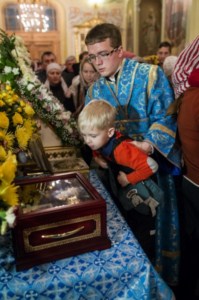 В Саратов принесены мощи святителя Спиридона Тримифунтского и святителя Луки, архиепископа Крымского
