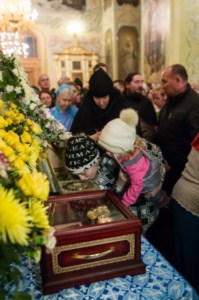 В Саратов принесены мощи святителя Спиридона Тримифунтского и святителя Луки, архиепископа Крымского