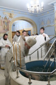 Крещальная литургия в Свято-Троицком соборе Саратова