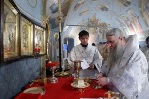 Крещальная литургия в Свято-Троицком соборе Саратова