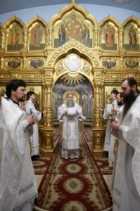 Крещальная литургия в Свято-Троицком соборе Саратова