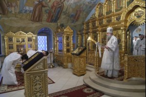 Крещальная литургия в Свято-Троицком соборе Саратова
