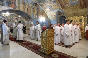 Царские часы, Изобразительны, Великая вечерня и Крещальная литургия в Свято-Троицком соборе Саратова