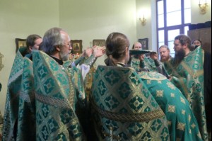 Божественная литургия на Архиерейском подворье — храме во имя преподобного Серафима Саровского г.Саратова
