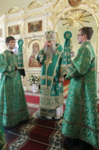 Божественная литургия на Архиерейском подворье — храме во имя преподобного Серафима Саровского г.Саратова