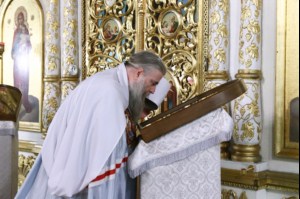 Божественная литургия в Духосошественском кафедральном соборе Саратова