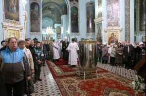 Божественная литургия в Духосошественском кафедральном соборе Саратова