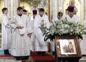 Божественная литургия в Духосошественском кафедральном соборе Саратова