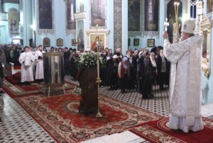 Божественная литургия в Духосошественском кафедральном соборе Саратова