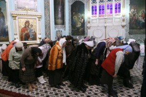 Божественная литургия в Духосошественском кафедральном соборе Саратова