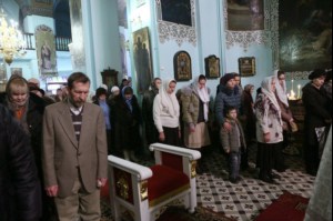 Божественная литургия в Духосошественском кафедральном соборе Саратова