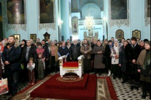 Божественная литургия в Духосошественском кафедральном соборе Саратова