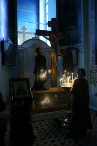 Великое повечерие с чтением канона Андрея Критского богослужение в Духосошественском кафедральном соборе города Саратова