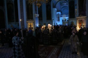 Великое повечерие с чтением канона Андрея Критского богослужение в Духосошественском кафедральном соборе города Саратова