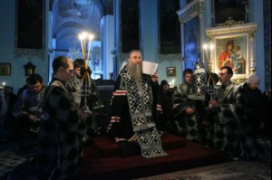 Великое повечерие с чтением канона Андрея Критского богослужение в Духосошественском кафедральном соборе города Саратова