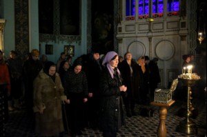 Великое повечерие с чтением канона Андрея Критского богослужение в Духосошественском кафедральном соборе города Саратова