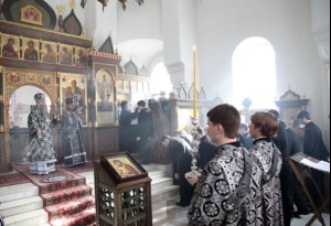 Литургия Преждеосвященных Даров на Архиерейском подворье — в храме в честь иконы Божией Матери «Утоли моя печали» г. Саратова