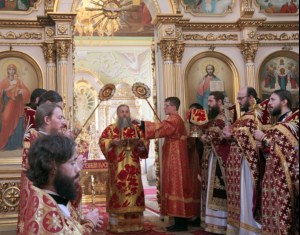 Божественная литургия и молебное пение в защиту веры, поруганных святынь, Церкви и ее доброго имени в Покровском храме г. Саратова