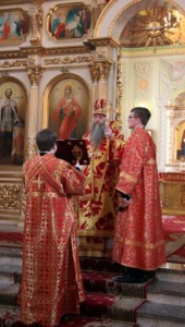 Божественная литургия и молебное пение в защиту веры, поруганных святынь, Церкви и ее доброго имени в Покровском храме г. Саратова